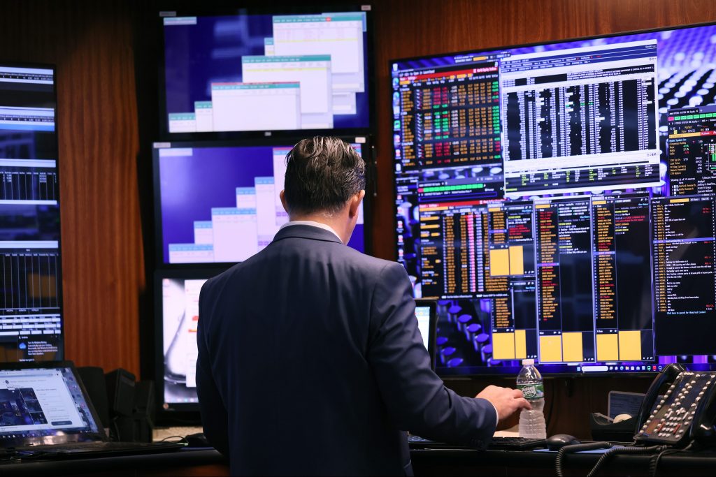 Image of traders working on the floor of the NYSE.