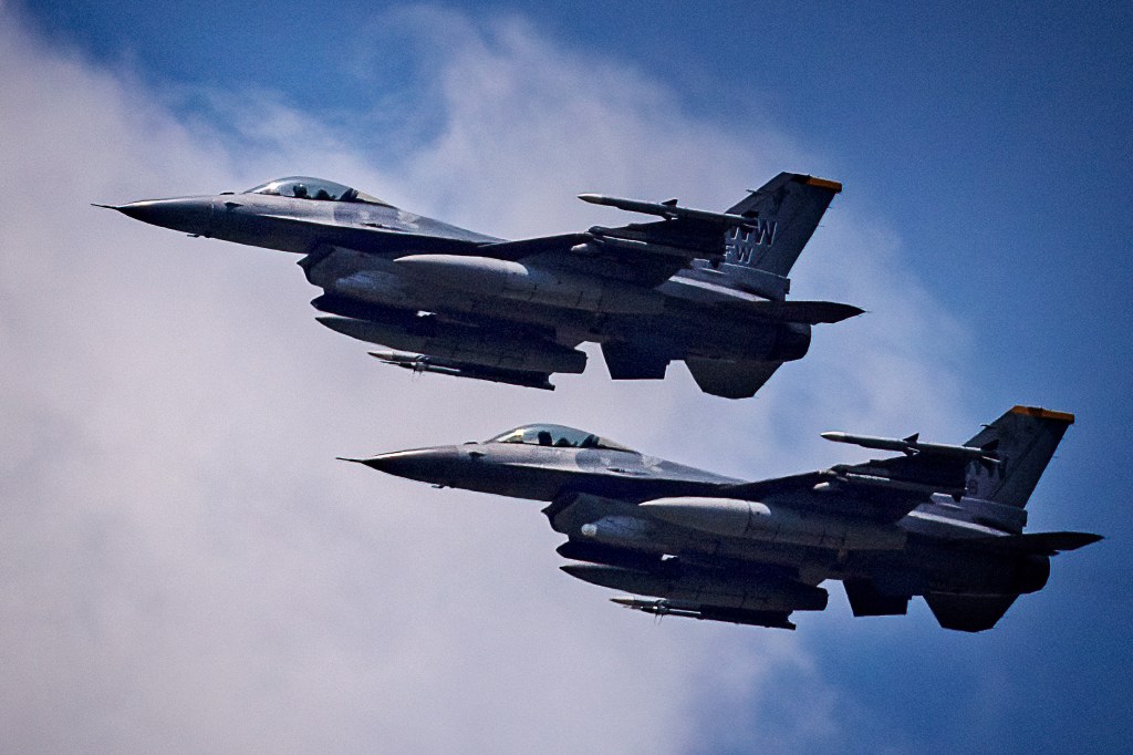 Image of a pair of fighter jets.