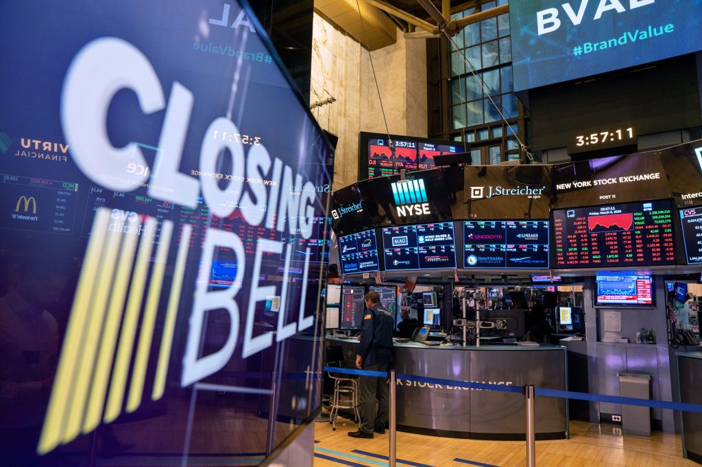 Image of traders working the floor of the New York Stock Exchange.